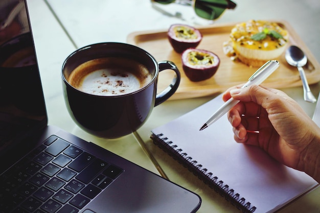 Osoba pisząca wiadomość