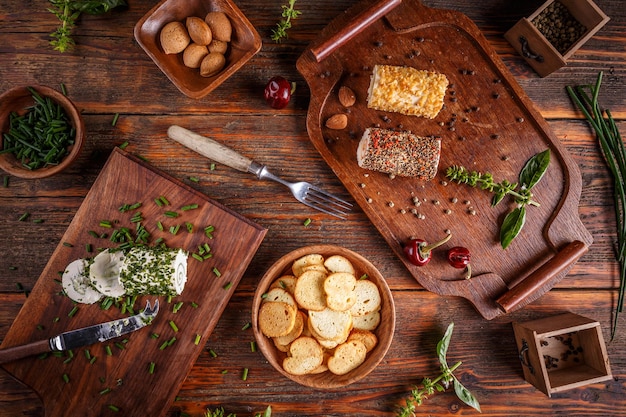 Deska z tradycyjnymi polskimi potrawami